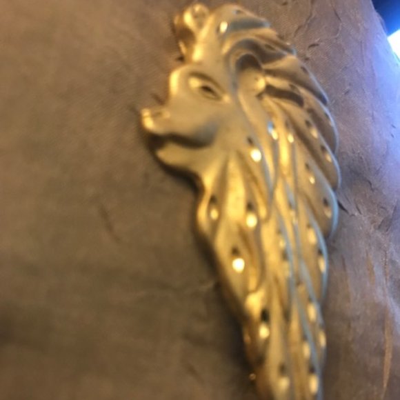 Vintage 1990's burnished & shiny lion brooch. - Picture 6 of 15